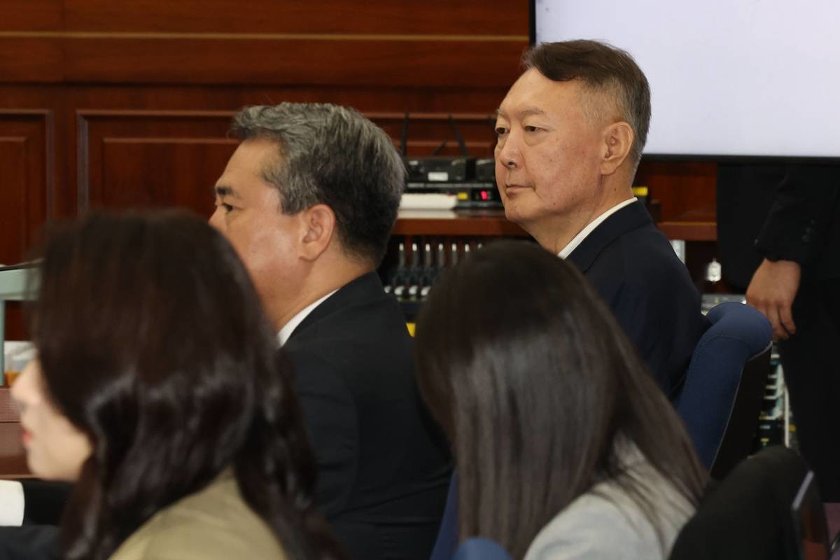 윤석열 전 대통령이 지난 9월 26일 서울 서초동 서울중앙지법에서 열린 특수공무집행방해 혐의 재판에 출석해 자리하고 있다 / 뉴스1