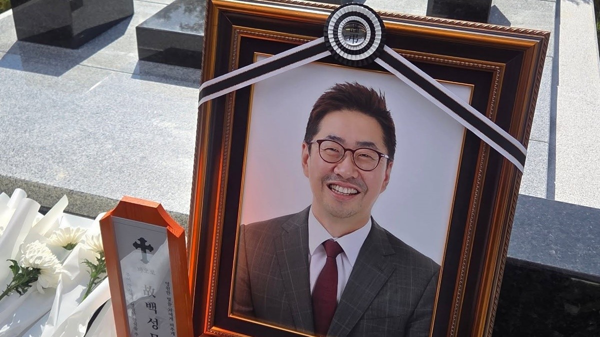 김선영 앵커가 올린 고(故) 백성문 변호사 묘역 사진 / 백성문 변호사 인스타그램