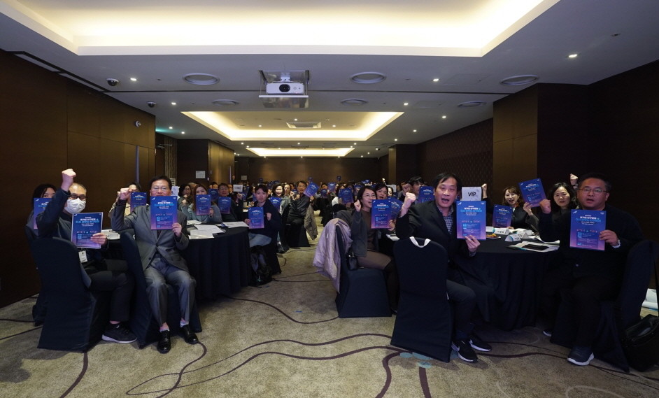 노보텔 앰배서더 수원에서 열린 인구포럼 참석자들이 포럼 포스터를 들고 기념 사진을 촬영하고 있다. / 경기도