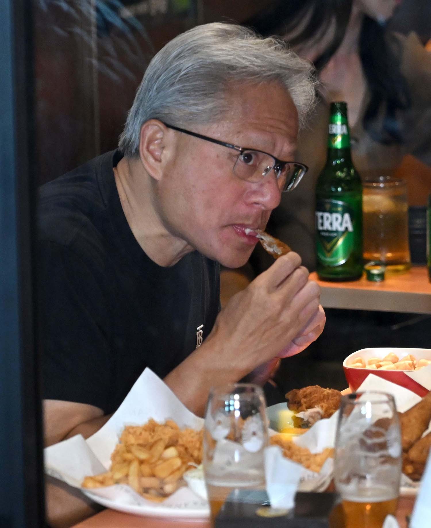 젠슨 황 엔비디아 최고경영자(CEO)가 10월 30일 오후 서울 강남구 삼성역 인근 깐부치킨 매장에서 이재용 삼성그룹 회장, 정의선 현대차그룹 회장과 치킨 회동을 하고 있다. / 뉴스1