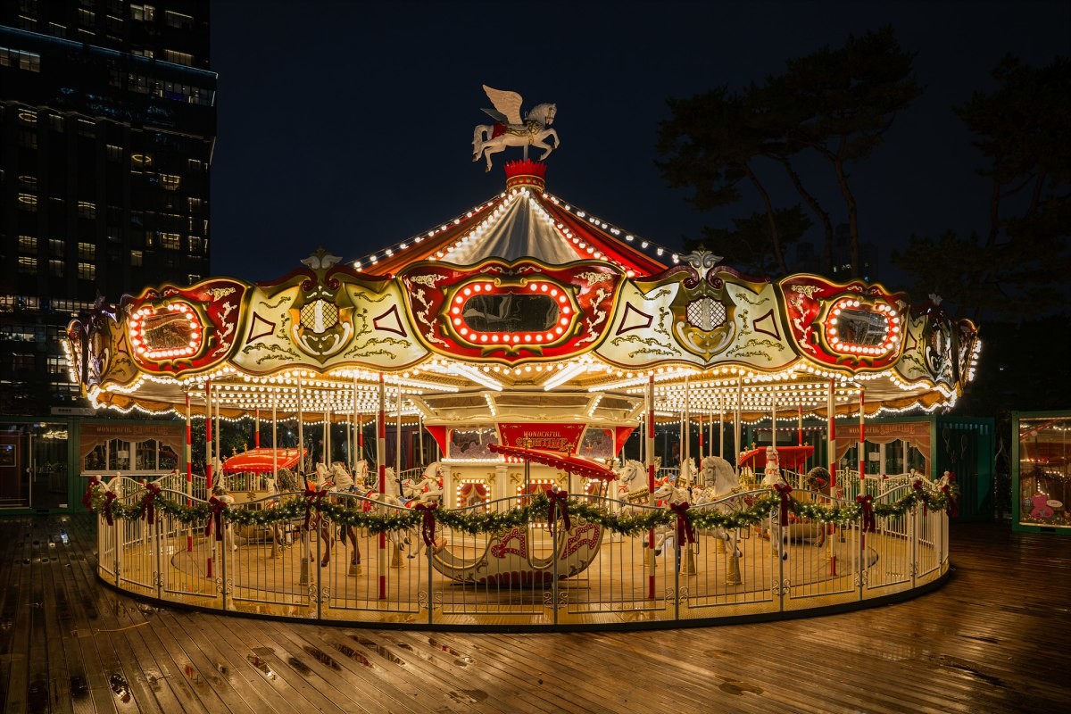 지난해 11월 서울 잠실 롯데월드타워·몰에 설치된 회전목마.  / 뉴스1