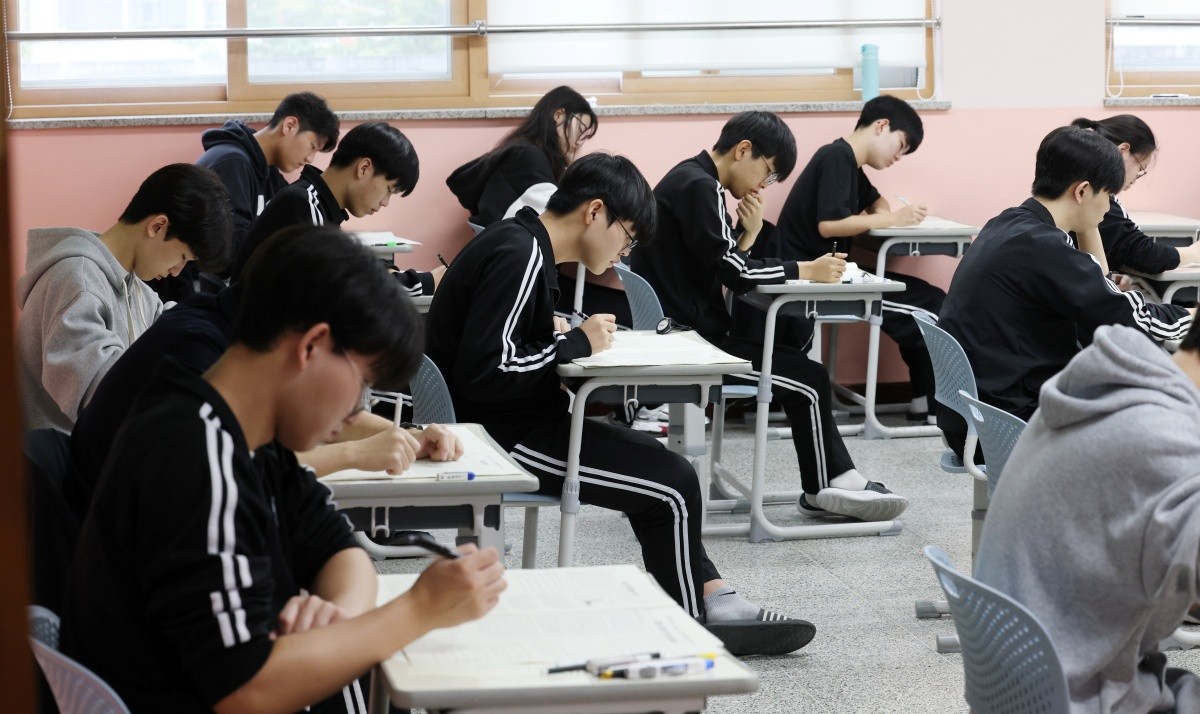2026학년도 대학수학능력시험(수능)을 앞두고 경기 화성시 동탄고등학교에서 3학년 학생들이 수능 시험 전 마지막 모의평가인 10월 전국연합학력평가를 치르고 있다. / 뉴스1