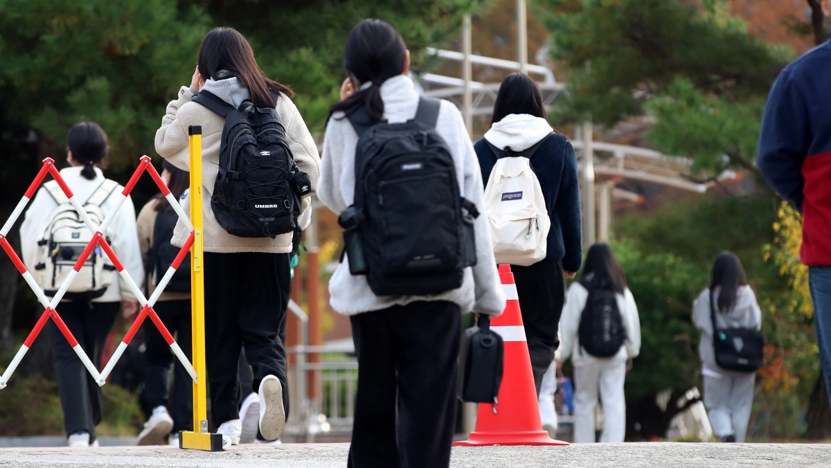 지난해 2025학년도 대학수학능력시험일에 수험생들이 고사장으로 들어가고 있다. / 뉴스1