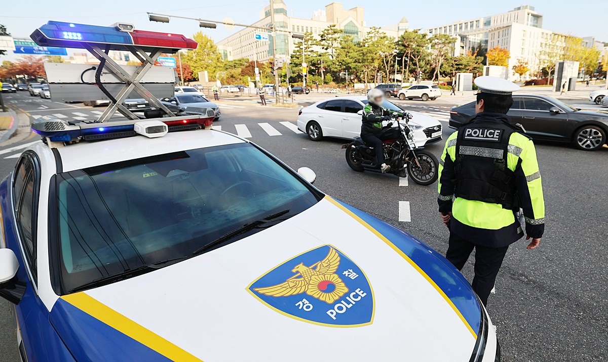 4일 오전 서울 서대문구 연세대 교차로에서 경찰이 출근길 교통 정체를 유발하는 꼬리물기, 끼어들기 등 얌체운전을 단속하고 있다. / 뉴스1