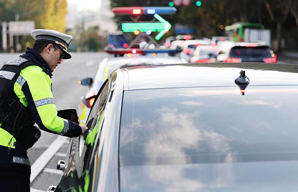 4일 오전 서울 서대문구 연세대 교차로에서 경찰이 출근길 교통 정체를 유발하는 꼬리물기, 끼어들기 등 얌체운전을 단속하고 있다. / 뉴스1