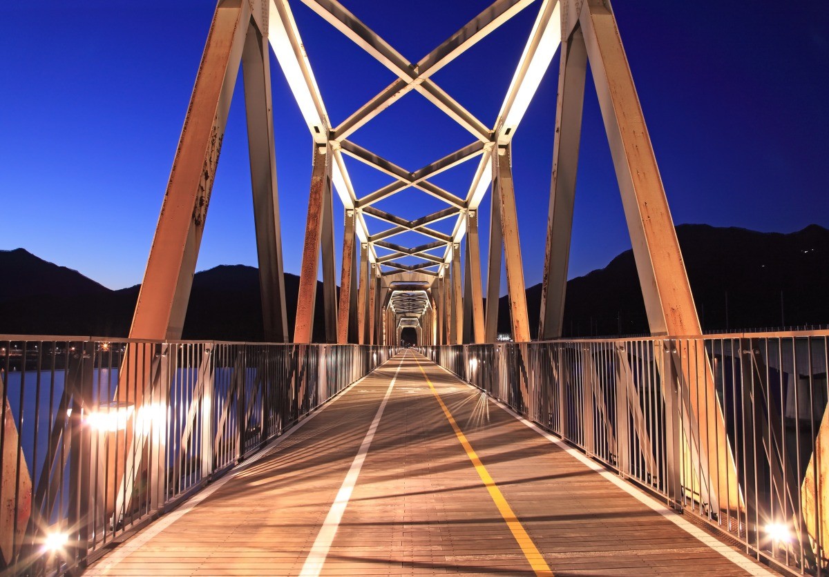 운길산역 북한강 철교 야경 / Johnathan21-shutterstock.com
