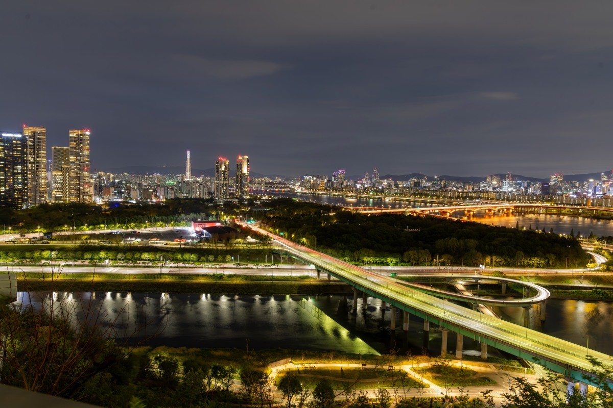 응봉산 공원에서 바라본 야경 / shockabsorption-shutterstock.com