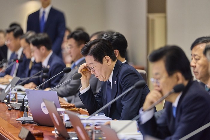 이재명 대통령이 4일 서울 용산 대통령실 청사에서 열린 국무회의에서 자료를 살펴보고 있다. / 뉴스1