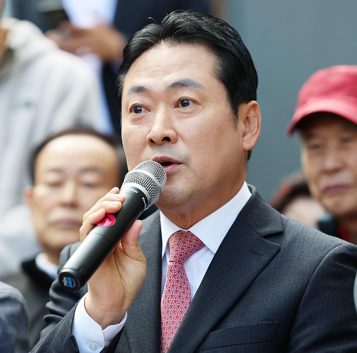 장동혁 국민의힘 대표 자료 사진. 장동혁 대표가 오는 6일 광주를 방문해 국립 5·18 묘지를 참배한다. 4일 국민의힘 광주시당에 따르면 장동혁 대표는 6일 오후 광주를 찾아 국립 5·18민주묘지를 참배하고 5·18 단체들과 간담회를 진행할 예정이다. 이와 관련해 안태욱 국민의힘 광주시당위원장은 '장동혁 대표의 광주 방문은 국민통합 의지를 실천하고 호남과 수도권의 당 지지세 확산을 도모하기 위한 것'이라고 설명했다. / 연합뉴스