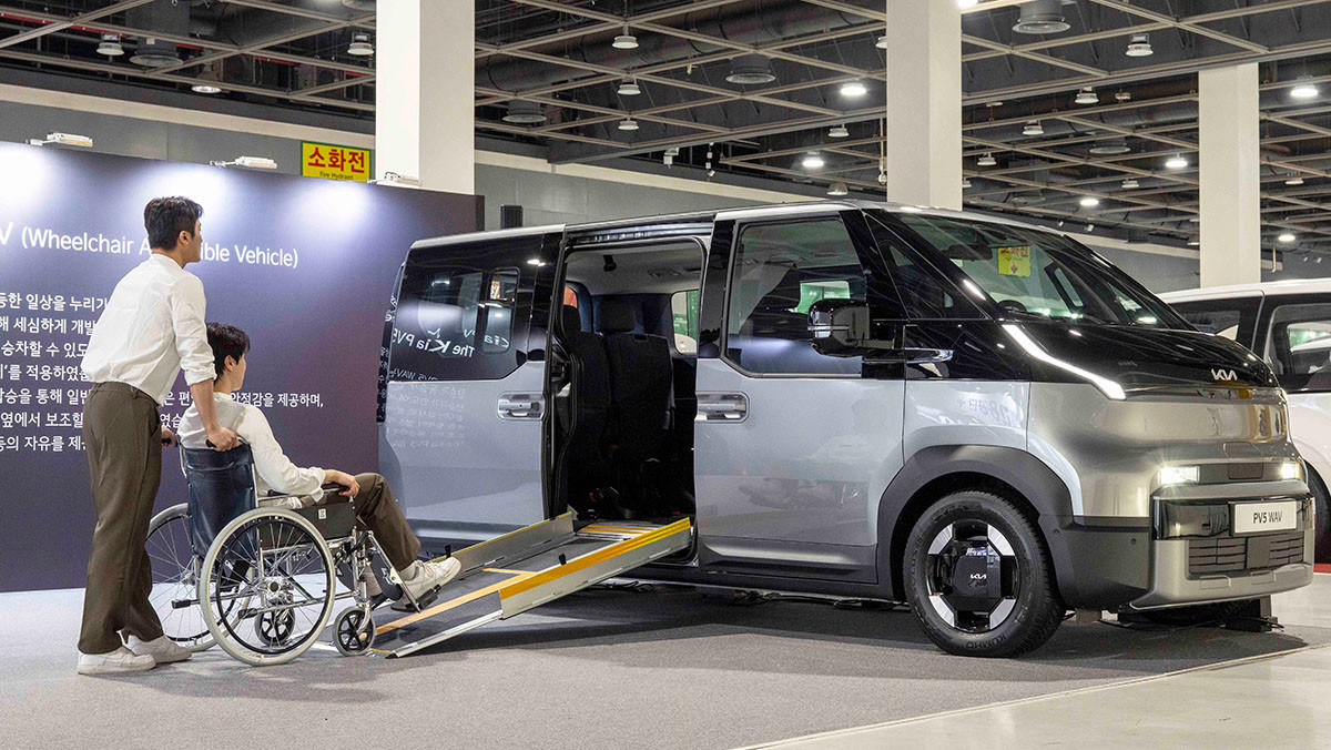 대한민국 보조공학기기 전시회에 전시된 기아 PV5 WAV.  / 기아