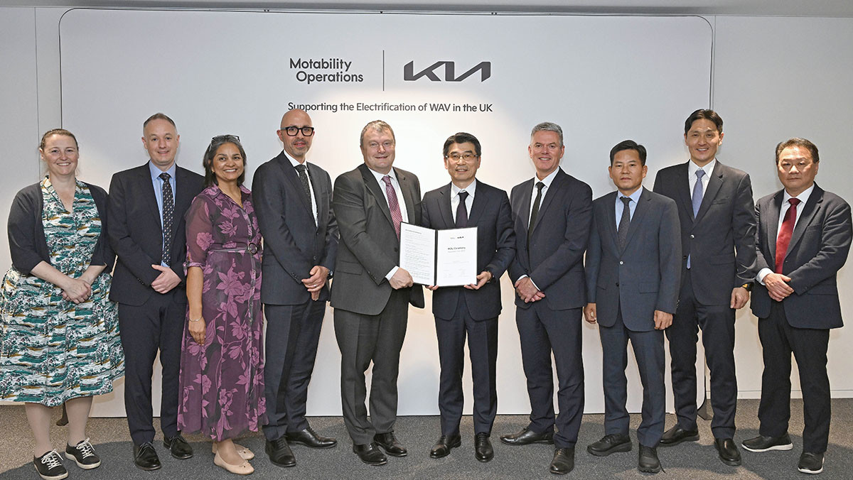 기아와 모타빌리티 관계자들이 업무협약 기념 촬영을 하고 있다. / 기아