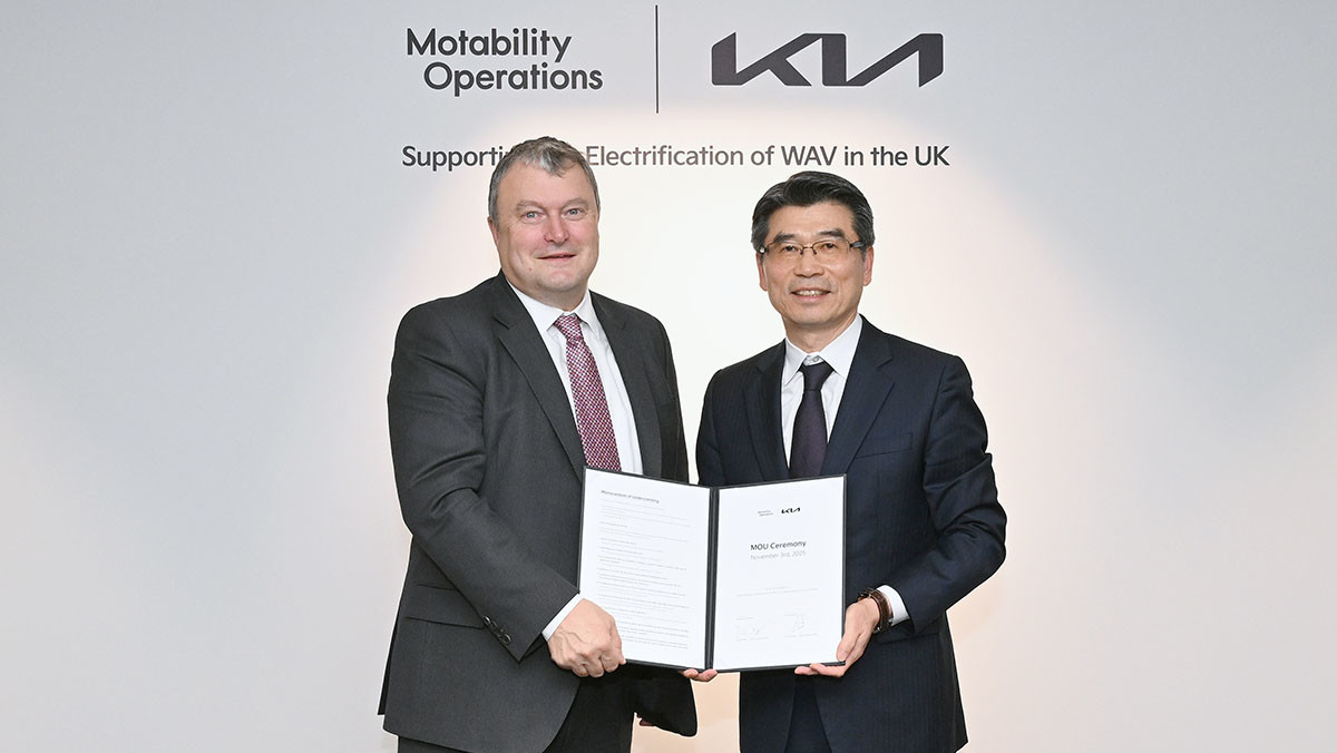 (왼쪽부터)앤드류 밀러(Andrew Miller) 모타빌리티 CEO와 송호성 기아 사장이 업무협약 체결 후 기념 사진을 찍고 있다. / 기아