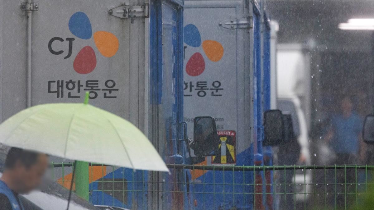 경기 부천시의 한 택배 물류센터에 CJ대한통운 택배 차량의 모습이 보이고 있다.  / 뉴스1