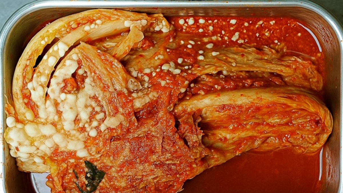 김치 속 골마지. 기사 내용을 바탕으로 AI가 생성한 자료사진.