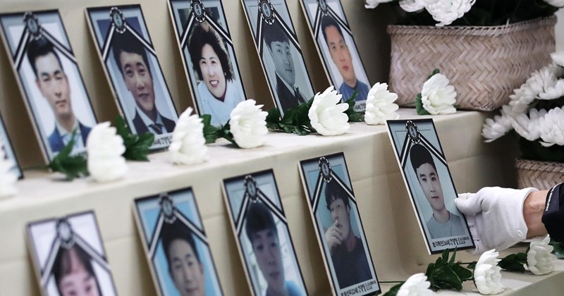 코로나19백신피해자가족협의회 관계자들이 서울 중구 청계광장에 마련된 '코로나19 백신 희생자 합동 분향소'를 자진 철거하며 고인의 영정을 정리하고 있다. / 뉴스1