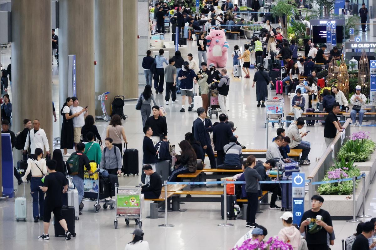 인천국제공항 입국장이 귀국한 시민들로 붐비고 있다.  / 연합뉴스
