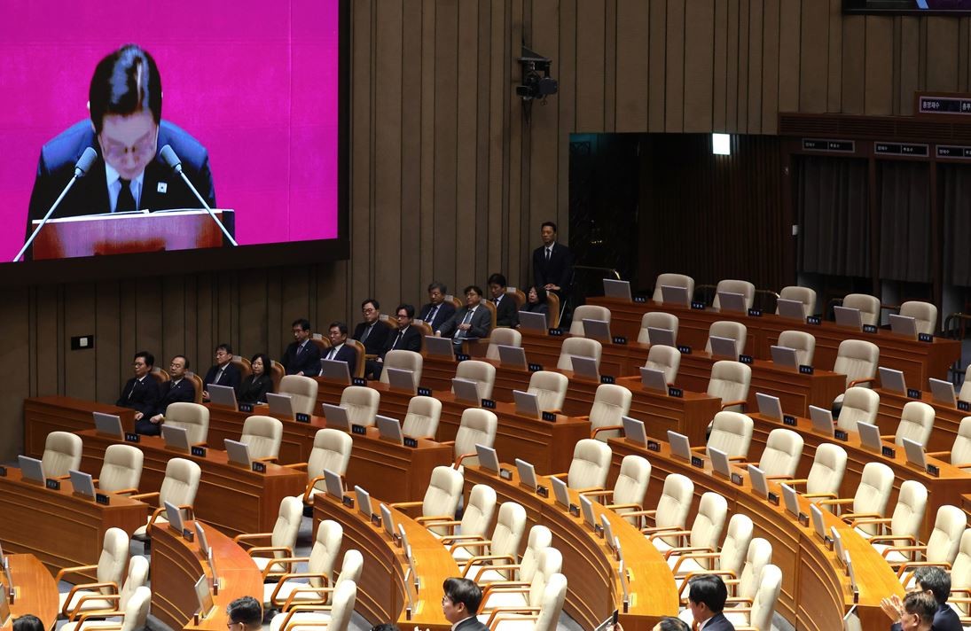 이재명 대통령이 4일 서울 여의도 국회 본회의에서 내년도 정부 예산안에 대한 시정연설을 하고 있다. 국민의힘 의원들은 모두 불참해 자리가 비어 있다. / 뉴스1