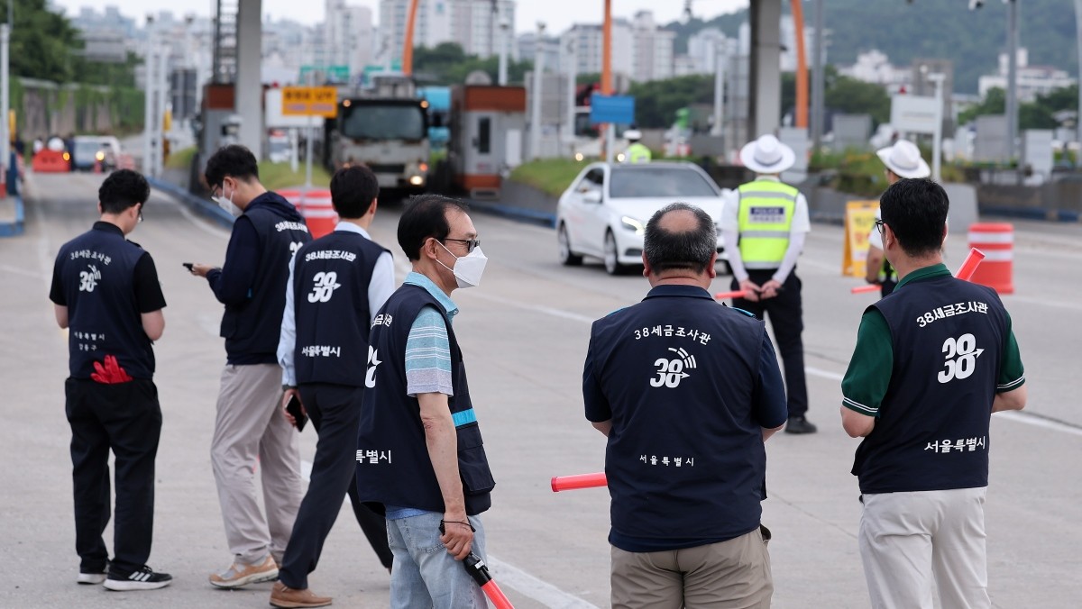 서울시와 자치구, 경찰청 및 한국도로공사 등 관계자들이 경기 구리시 구리·남양주 톨게이트에서 체납 및 과태료 체납차량 합동 단속을 하고 있다. 기사의 이해를 돕기 위한 사진 / 뉴스1