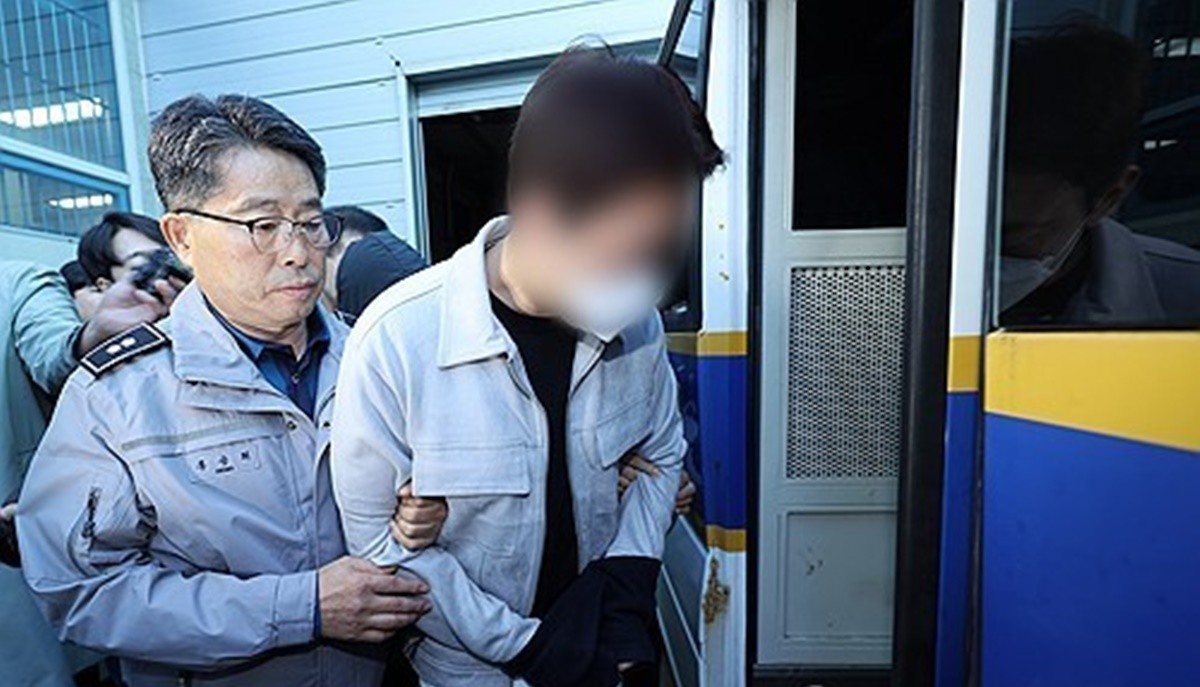 검찰에 구속 송치되는 광주 난폭운전 사망사고 뺑소니범 자료 사진. 광주에서 고급 차량을 몰고 난폭운전을 하다 사망사고를 낸 뒤 달아난 30대 남성에게 징역 7년 6개월이 확정됐다.     대법원 2부는 특정범죄 가중처벌법상 도주치사 등 혐의로 기소된 김모(32) 씨에게 이렇게 선고한 원심 판결을 지난달 확정했다. 피고인 김 씨와 검사 모두 2심 판결에 불복했으나 대법원도 이런 판단에 잘못이 없다고 보고 상고를 기각했다.          / 연합뉴스