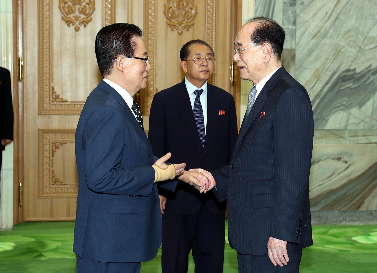 2018년 9월 18일 평양남북정상회담 특별수행원 자격으로 방북한 박지원 민주평화당 의원이 평양 중구역 만수대의사당에서 김영남 북한 최고인민회의 상임위원장과 면담에 앞서 인사를 나누고 있다. / 뉴스1