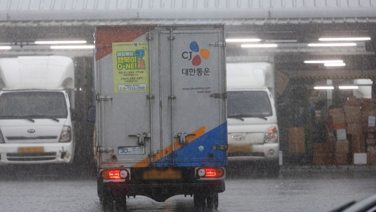 경기 부천시의 한 택배 물류센터에 CJ대한통운 택배 차량의 모습이 보이고 있다. / 뉴스1