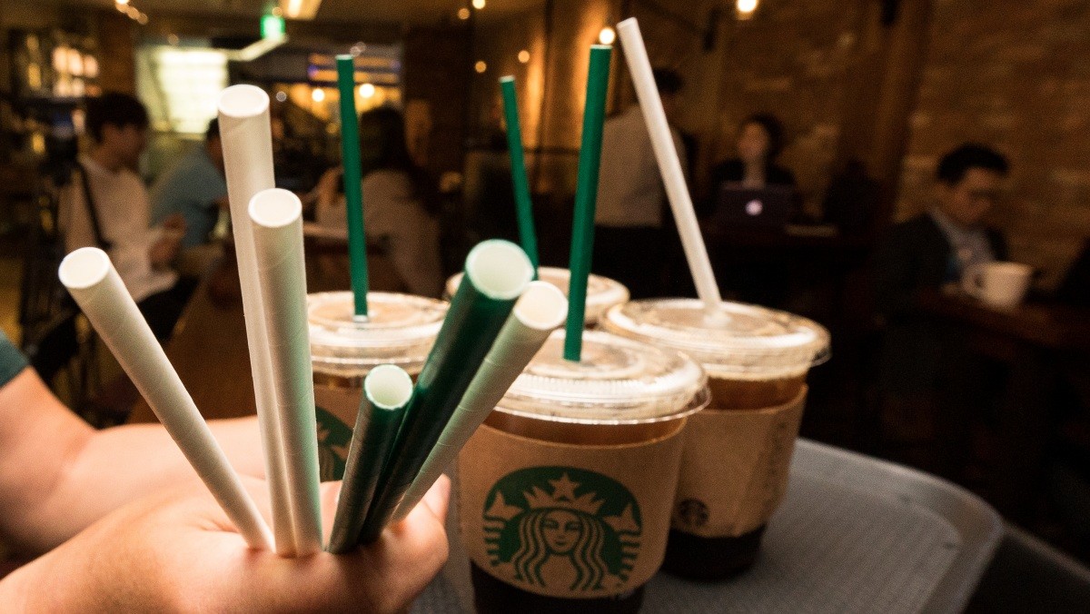 스타벅스 종이 빨대. 기사의 이해를 돕기 위한 사진. / 뉴스1