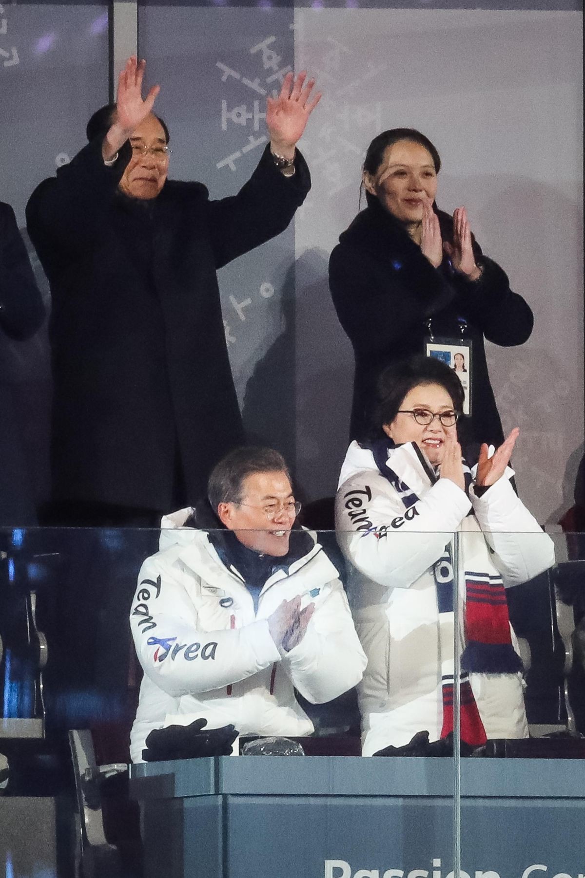 2019년 2월 9일 강원도 평창올림픽스타디움에서 열린 평창동계올림픽 개막식에서 문재인 대통령과 김정숙 여사가 공동입장하는 남과 북 선수단을 보며 기뻐하고 있다. 문 대통령 뒷쪽에 자리한 북한 김영남 최고인민회의 상임위원장과 김여정 노동당 중앙위원회 제1부부장도 박수를 치고 있다. / 뉴스1