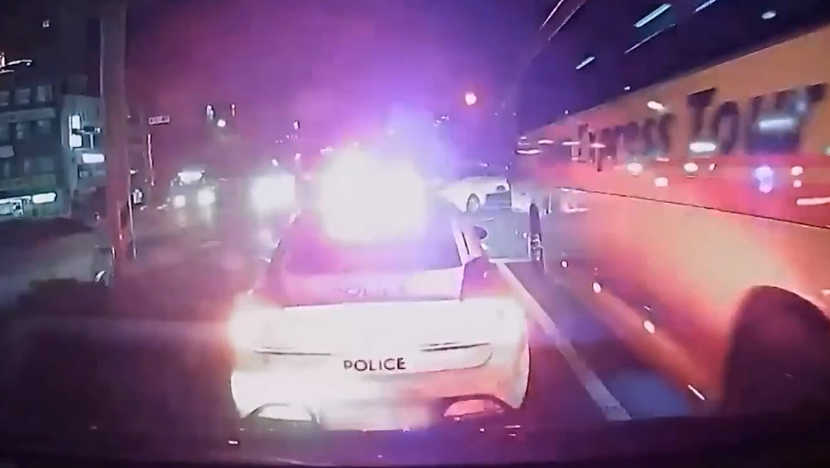 구급차의 진로를 방해하고 있는 경찰차. / 유튜브 한문철 TV 갈무리