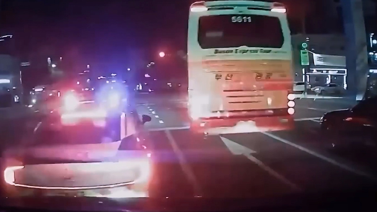 경찰차가 진로를 열어주지 않자 대형버스가 길을 터주는 상황. / 유튜브 한문철 TV 갈무리