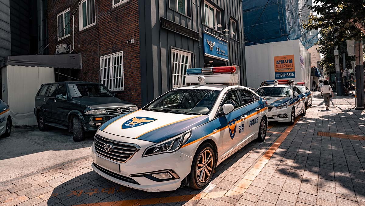 지구대 앞에 세워져 있는 경찰차. / 셔터스톡
