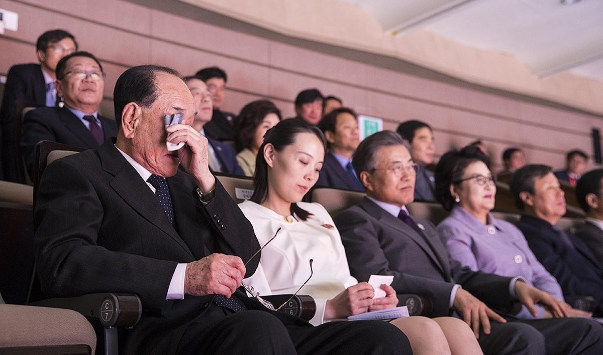 2018년 2월 11일 북한 김영남 최고인민회의 상임위원장이 서울 국립중앙극장 해오름극장에서 열린 북한 삼지연 관현악단 공연에서 손수건으로 눈물을 훔치고 있다. 왼쪽부터 김영남 위원장, 김여정 노동당 중앙위 제1부부장, 문재인 대통령. 김정숙 여사. / 뉴스1