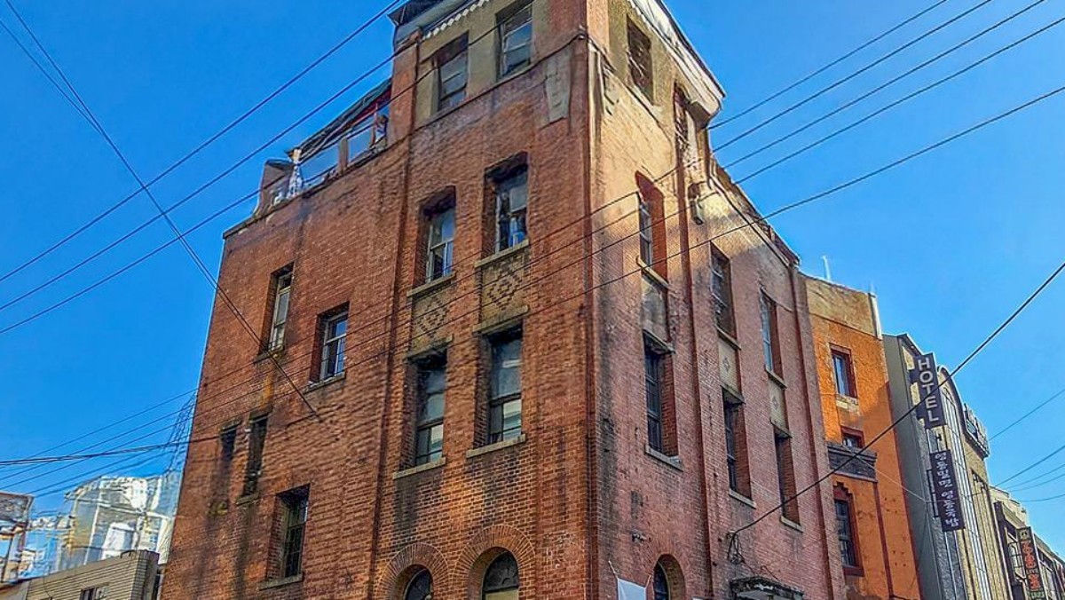 창비 부산이 위치한 옛 백제병원 건물. / 부산관광포털 비짓부산