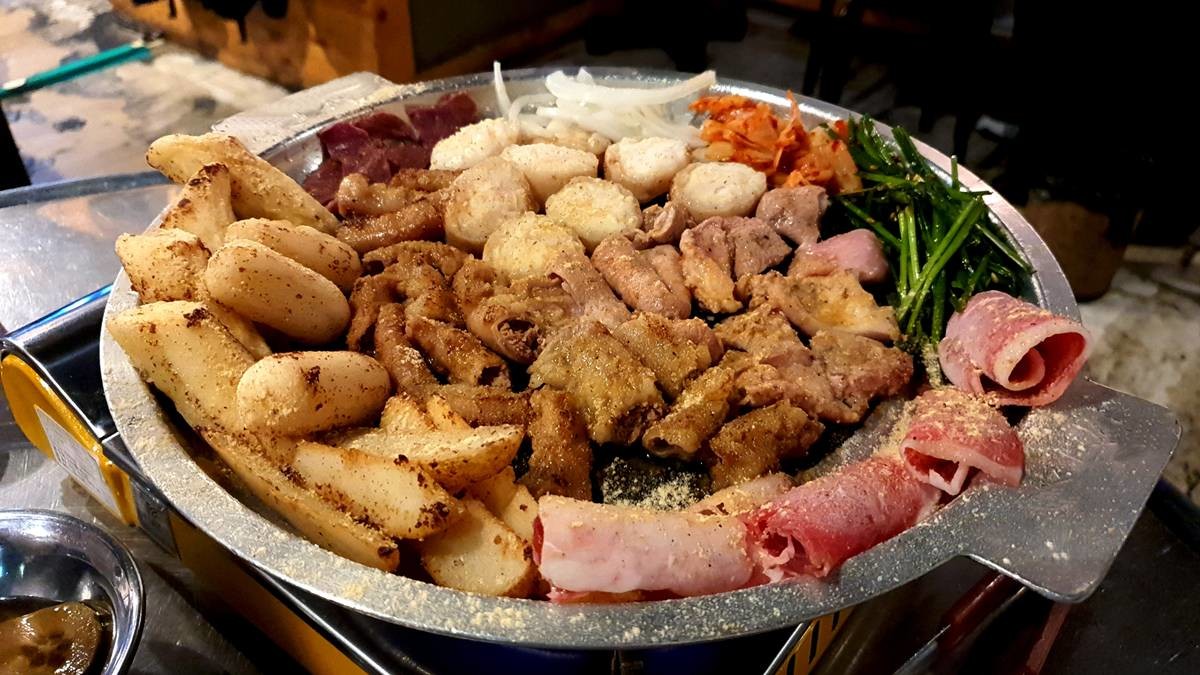 곱창구이 / Aujchareeya Duangviboon-Shutterstock.com