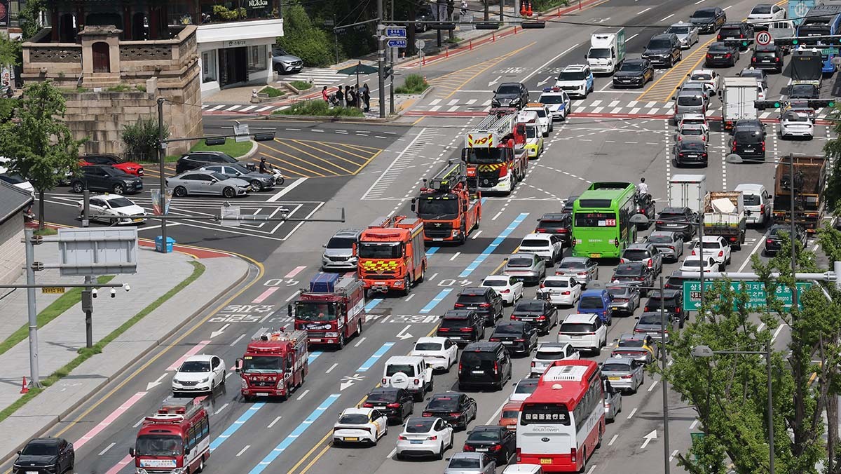 지난 8월 민방위 훈련 당시 진행된 소방차 길터주기 훈련. / 뉴스1