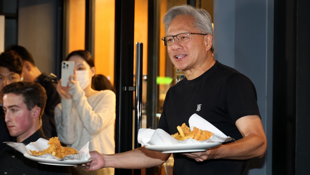 젠슨황 엔비디아 최고경영자가 지난달 30일 서울 강남구 깐부치킨 삼성점에서 이재용 삼성전자 회장과 정의선 현대차그룹 회장과 '치맥' 회동 중 시민들에게 치킨을 나눠주고 있다. / 뉴스1