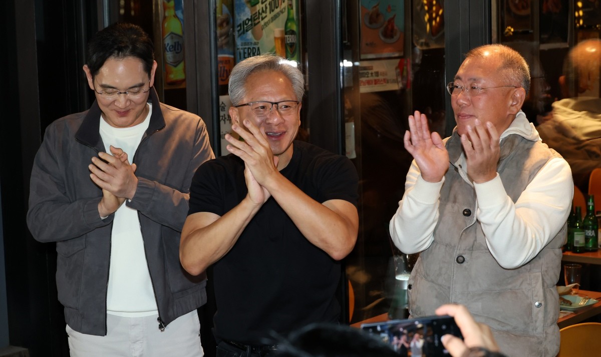 젠슨 황 엔비디아 최고경영자가 지난달 30일 서울 강남구 깐부치킨 삼성점에서 이재용 삼성전자 회장, 정의선 현대차그룹 회장과 함께 '치맥' 회동 후 기념촬영을 하고 있다. / 뉴스1