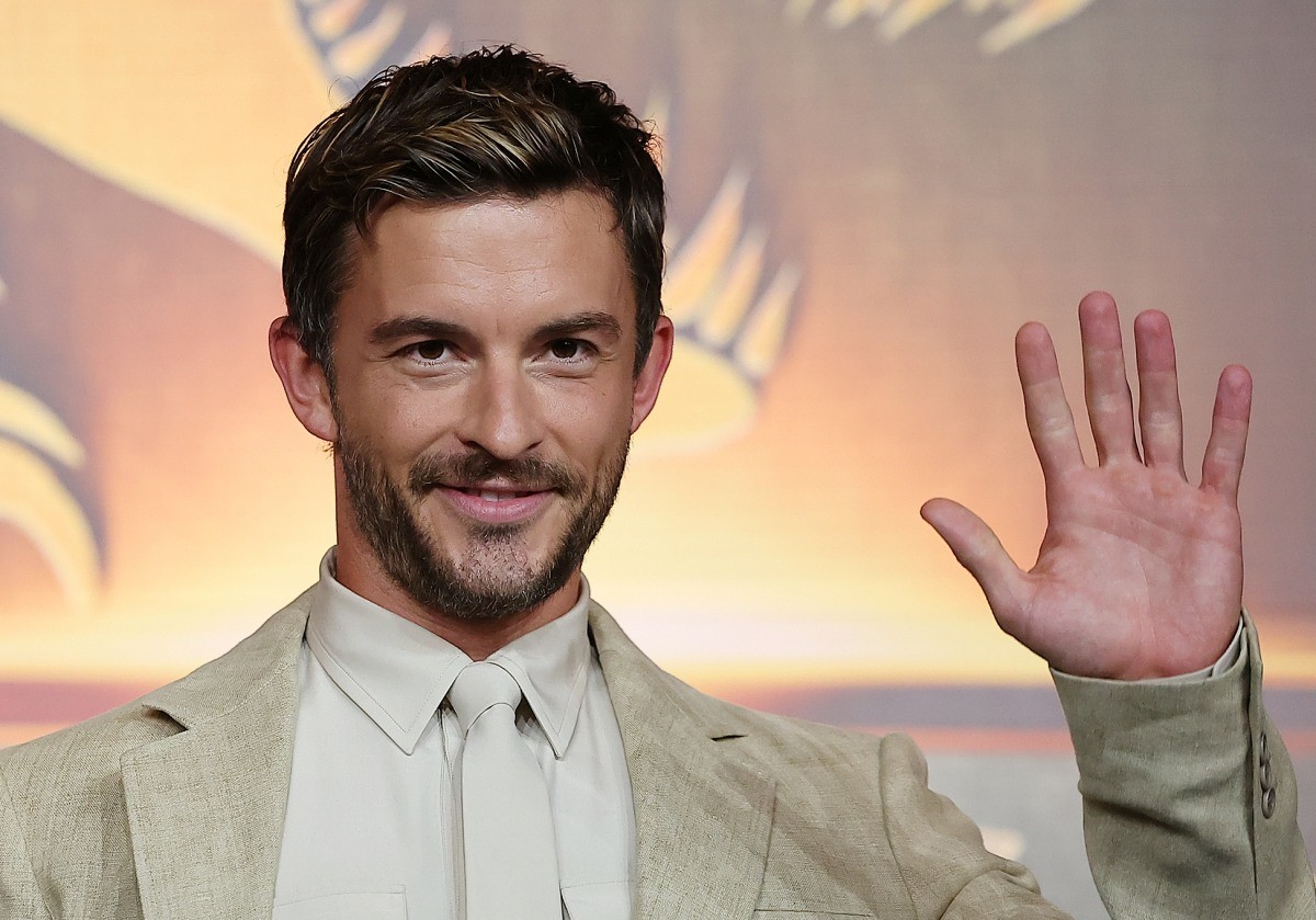 할리우드 배우 조나단 베일리가 지난 7월 서울 종로구 포시즌스 호텔 서울에서 열린 영화 '쥬라기 월드 : 새로운 시작’ 내한 기자회견에 참석해 포즈를 취하고 있는 모습. / 뉴스1