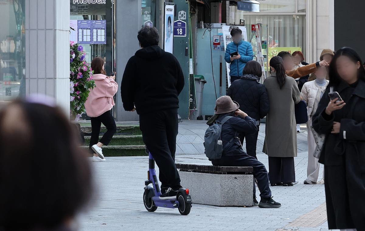 서울 시내에서 시민들이 전동킥보드를 타고 있다 / 뉴스1