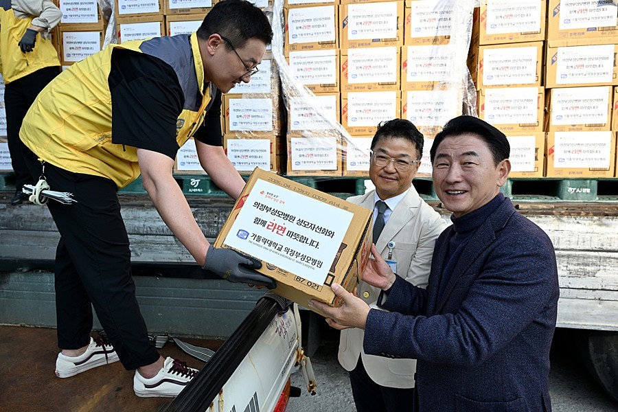 김동근 시장이 11월 4일 가톨릭대학교 의정부성모병원 체육시설 주차장에서 열린 성모자선회의 라면 전달식에서 함께 기념사진을 찍고 있다