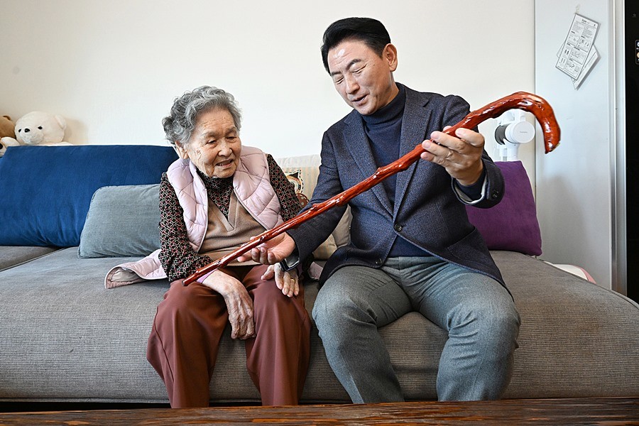 김동근 시장이 11월 3일 100세 생신을 맞은 관내 어르신 가정을 방문해 100세 기념 장수지팡이(청려장)를 전달하고 있다