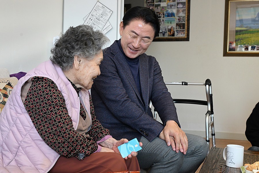 김동근 시장이 11월 3일 100세 생신을 맞은 관내 어르신과 소통하고 있다
