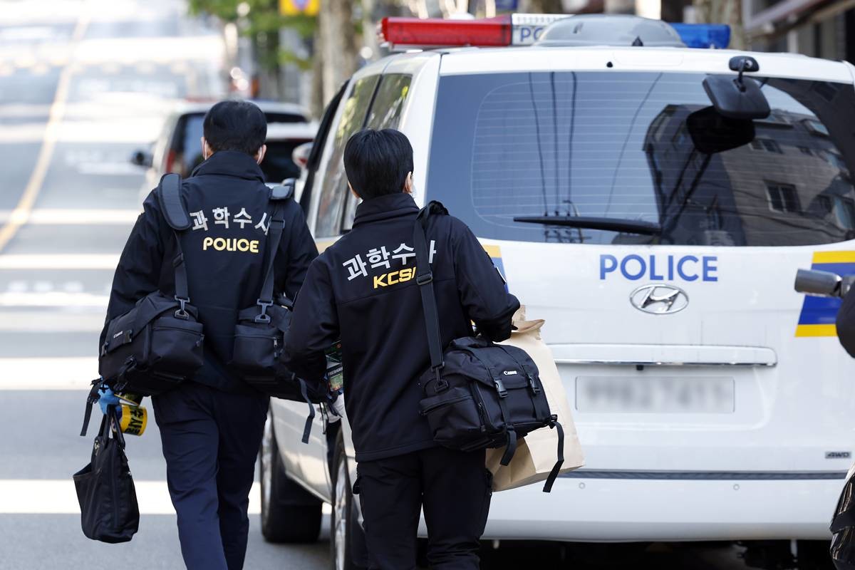 4일 서울 강동구 천호동의 한 재개발조합 사무실에서 흉기 난동 사건이 발생, 현장 조사를 마친 경찰 과학수사대가 철수하고 있다 / 뉴스1