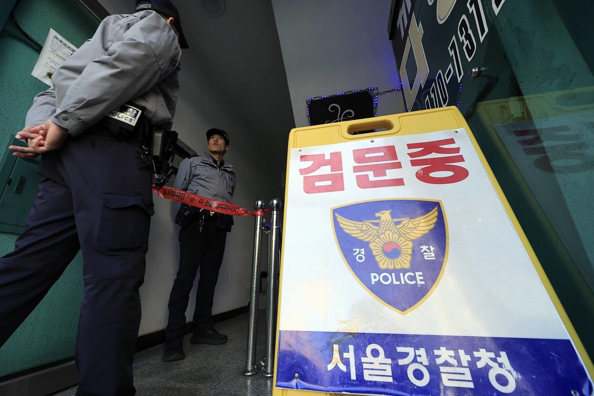 4일 서울 강동구 천호동의 한 재개발조합 사무실에서 흉기 난동 사건이 발생, 경찰이 출입구에 폴리스라인이 설치한 채 출입을 통제하고 있다 / 뉴스1