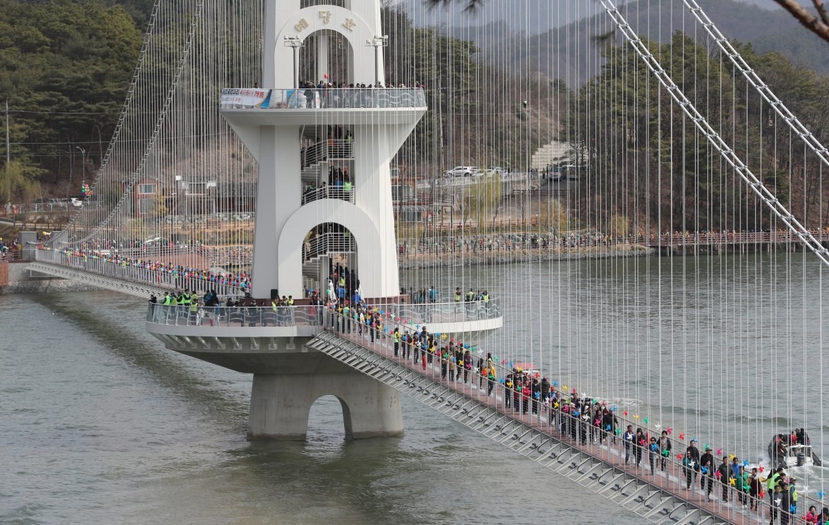 충남 예산군 예당호 출렁다리. / 뉴스1