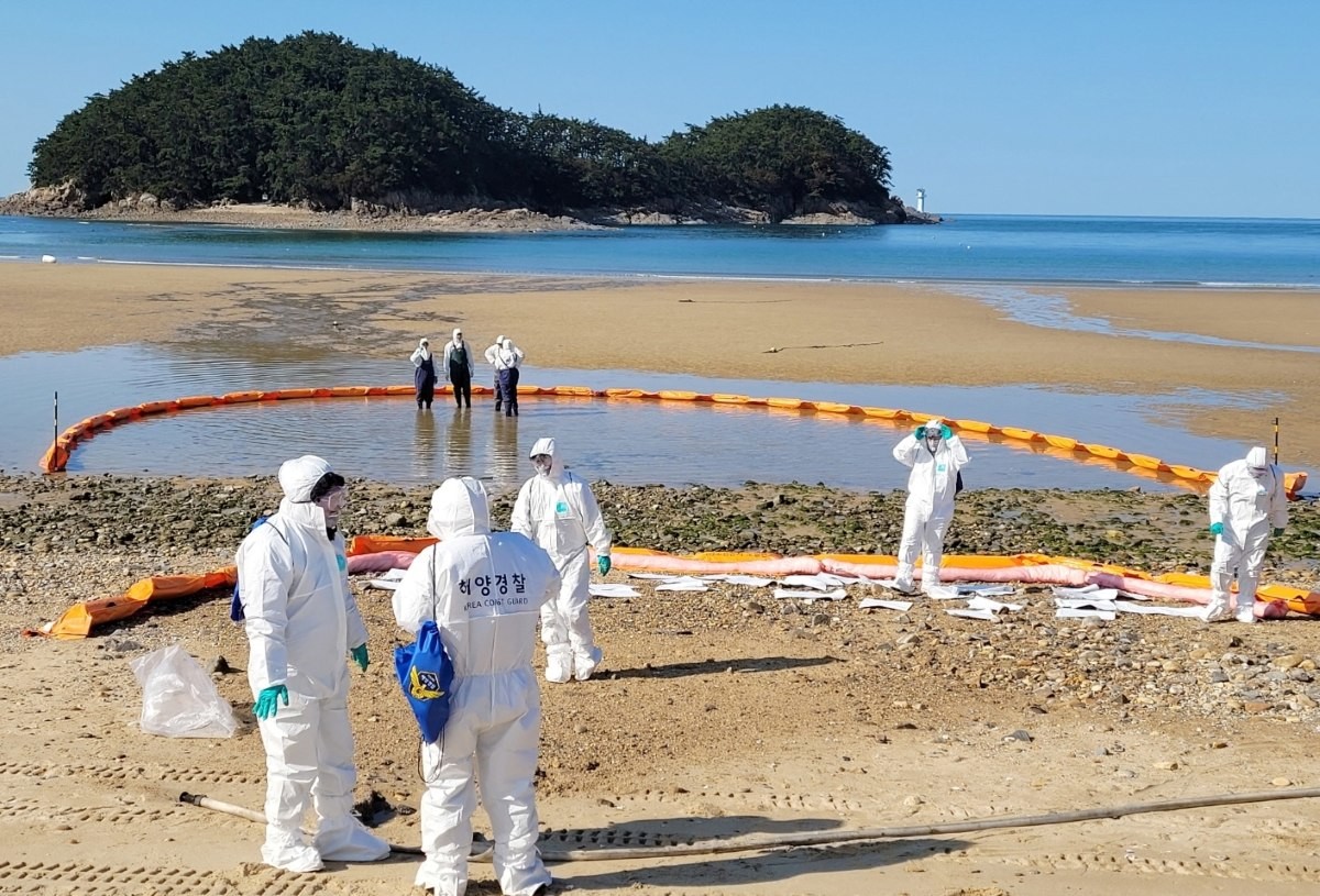 4일 천리포 해수욕장에서 진행된 해안방제 훈련 모습 / 태안군