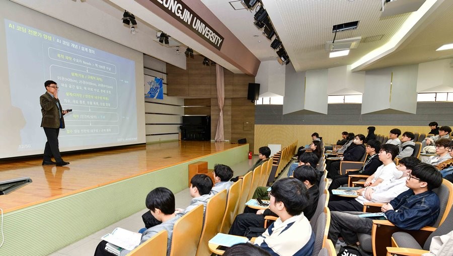 4일 영진전문대 복현캠퍼스 도서관 시청각실에서 열린 AI 코딩 설계 전문가 양성 특강에서 재학생과 참가자들이 성균관대 이승원 교수의 강의를 경청하고 있다. / 영진전문대 제공