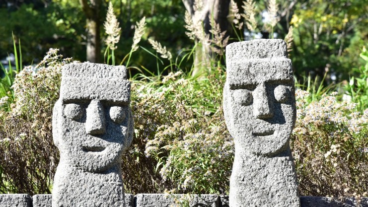 모두의 정원 다양한 표정의 석인상 / 국립대구박물관 제공