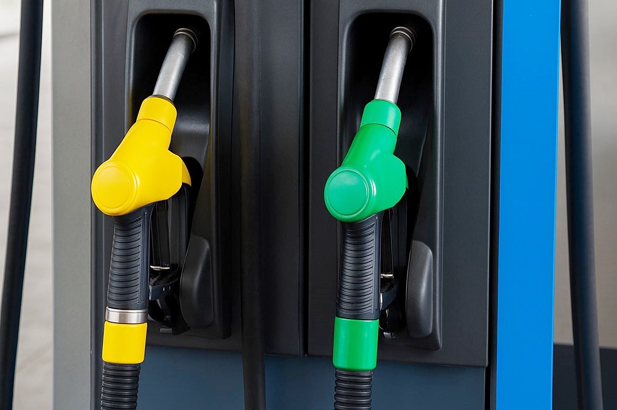 주유소에 있는 주유건 모습. 기사 이해를 돕기 위해 AI를 활용해 제작한 자료 사진입니다. 실제 모습과 다소 차이가 있을 수 있습니다.