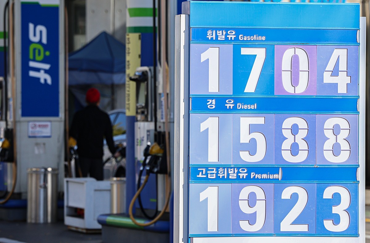 주유소 모습. 기사 이해를 돕기 위한 자료 사진. 대부분의 주유소에서는 휘발유는 노란색, 경유는 초록색으로 구분해 사용한다. 이는 국내뿐 아니라 해외에서도 널리 쓰이는 색상 체계로 운전자들이 주유 시 혼동하지 않도록 시각적으로 구분해주는 역할을 한다. 연료 주입구의 크기나 모양도 다르지만 색깔은 직관적으로 알아보기 쉬워 더욱 중요한 구분 요소가 된다. / 뉴스1