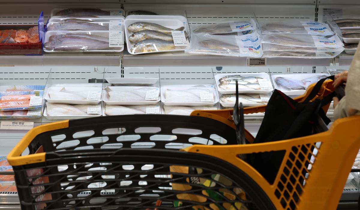 서울의 한 대형마트 수산물 코너에서 장을 보는 고객들 / 뉴스1